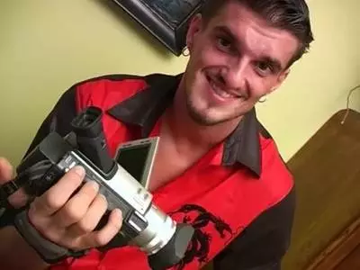 Megageil wird die süße Frau auf der Treppe gevögelt