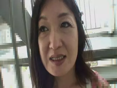 Er leckt ihre behaarte Asia Pussy und dann bläst sie ihn den kleinen Pimmel