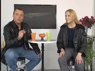 Deutsche behaarte Fotze mit Finger und Dildo bearbeitet