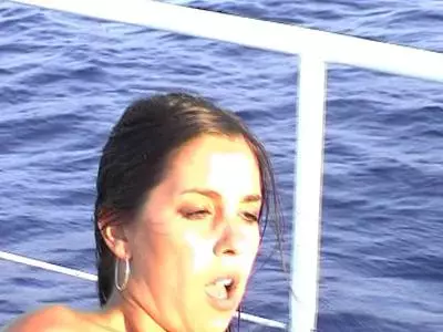 Salma de Nora fickt auf einen Boot einen fetten Schwanz