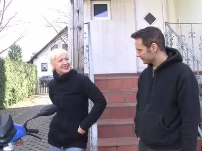 Sexy deutsche Amateurin bläst tief und hat wilden Sex