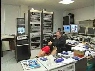 Girl schluckt im Büro den Monsterpimmel bis zum Sack runter