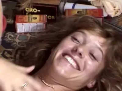 Süße Milf zeigt ihr behaartes Fötzchen vor dem ficken