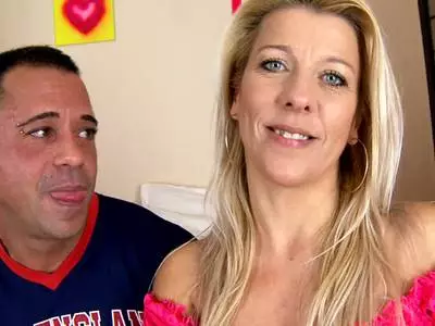 Vollbusige Amateur blonde Milf genießt den geilen Fick