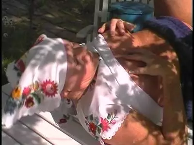 Oma lässt sich im Freien auf der Wiese ficken