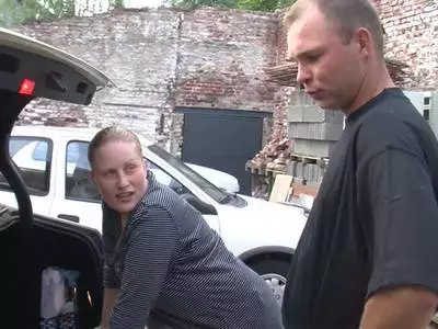 Diese deutsche Taxi Fahrerin kümmert sich gut um andere Schwänze