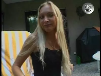 Ein geiler Outdoorbums im Garten befriedigt das frivole blonde deutsche Girl