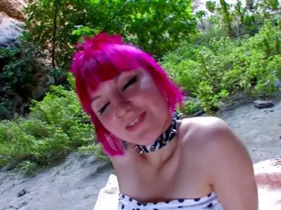 Rothaariges Teen Luder im Urlaub outdoor anal gerammelt