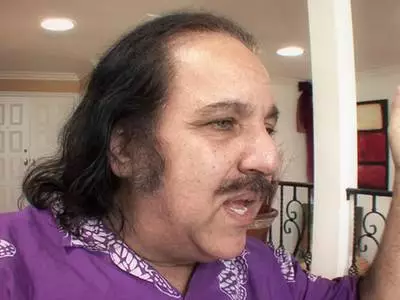 Dunkelhaarige Stieftochter geleckt und gefingert