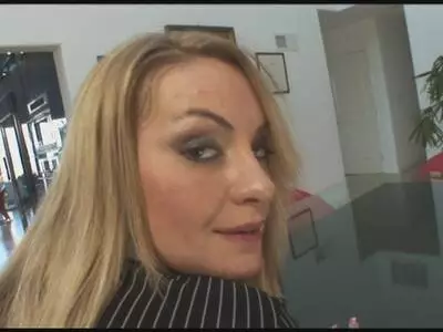 Arschbums mit schwarzem Riesen