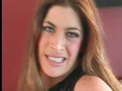 Milf in Latex bläst Schwanz und fickt Anal