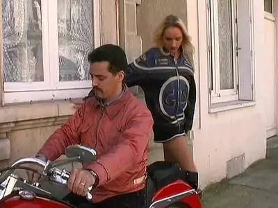 Versaute Teenschlampe abwechselnd in Arsch und Fotze gefickt