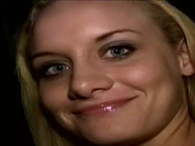 Blondes Riesen Titten Girl reitet am Sofa