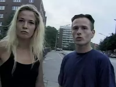 Junge deutsche Blondine lässt sich die geile Pussy ficken