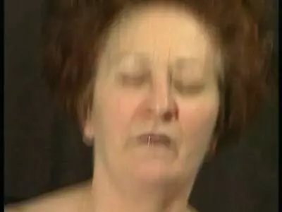 Oma zeigt ihrem Stiefenkel wie man Schwänze fickt