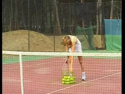 Deutsches junges Flittchen fickt auf den Tennisplatz