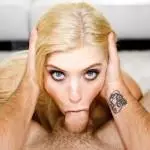 Blondinen beim Kehlenfick