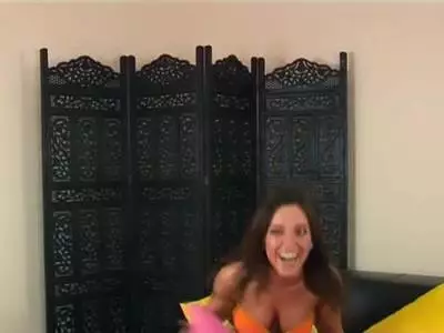 Er fickt ihre Möse und die geilen großen Naturtitten