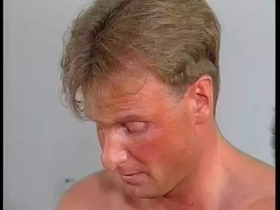 Schlanke blonde Milf beim Retro Dreier