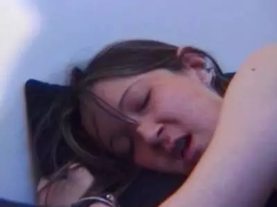 Ein fetter Schwanz stopft den Arsch des jungen Luders